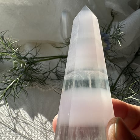 《光の層にほどける、天界の余白──イットリウムフローライト》
