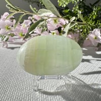 《朝の光に溶ける淡緑の記憶　─　ピスタチオカルサイト》