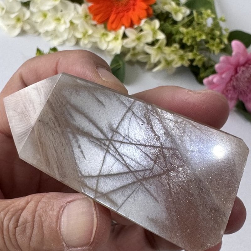 光と影が奏でる優しい世界──オレンジサンスムーンストーン・ポイント