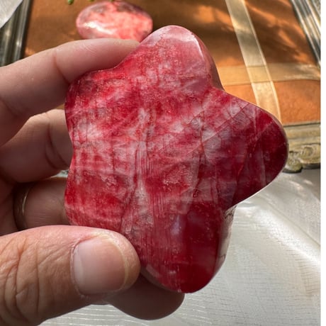 赤の魔法　レッドブルームーンストーンの魅惑（ヒトデ？花？型）