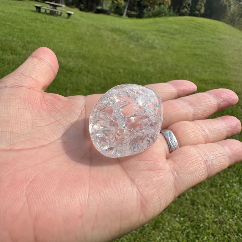 大粒のクラック水晶 内なる虹を照らす | Studio Kururi