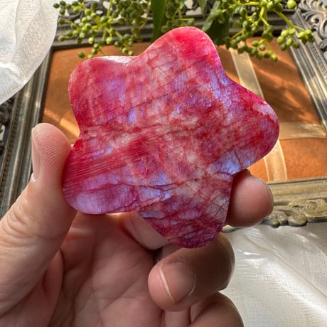 赤の魔法　レッドブルームーンストーンの魅惑（ヒトデ？花？型）