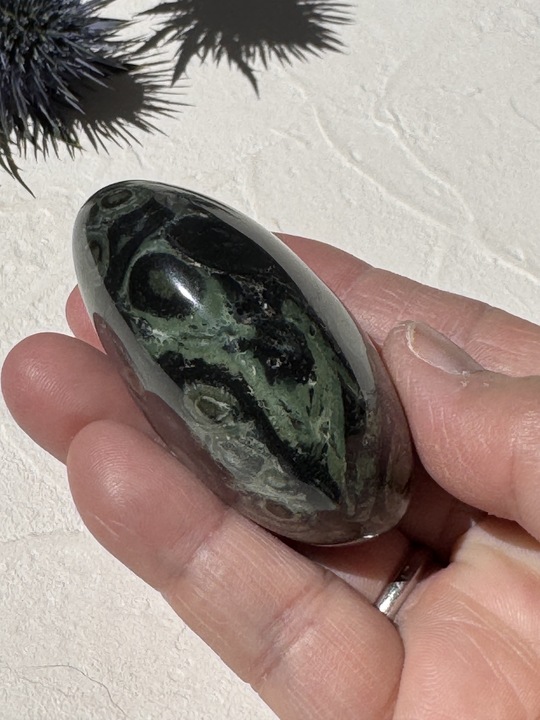 🌱カンババジャスパー ― 静かなる叡智の石 | Studio Kururi