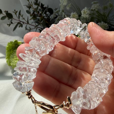 静かな断片が連なる時間　－　水晶の断片を紡いだブレスレット