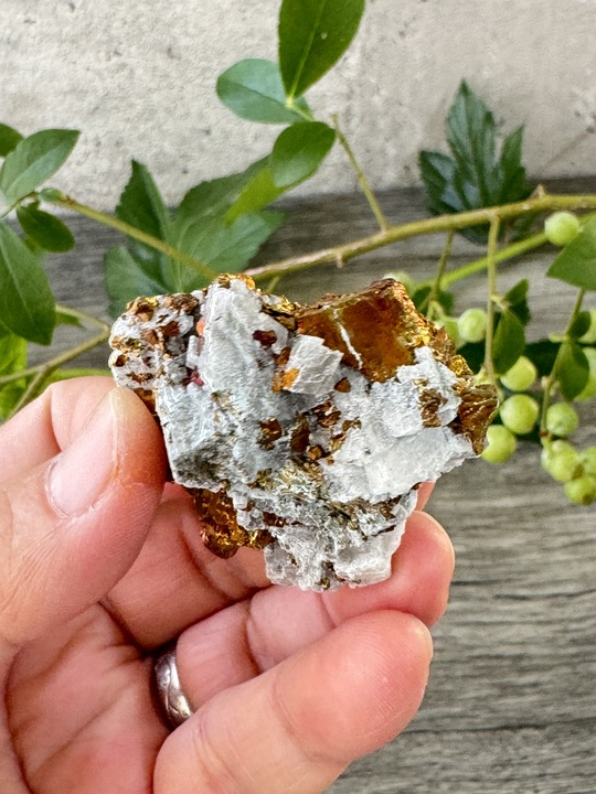 沈黙のなかに現れる錬金の光》水晶母岩付き・虹色チャルコ