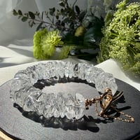 静かな断片が連なる時間　－　水晶の断片を紡いだブレスレット
