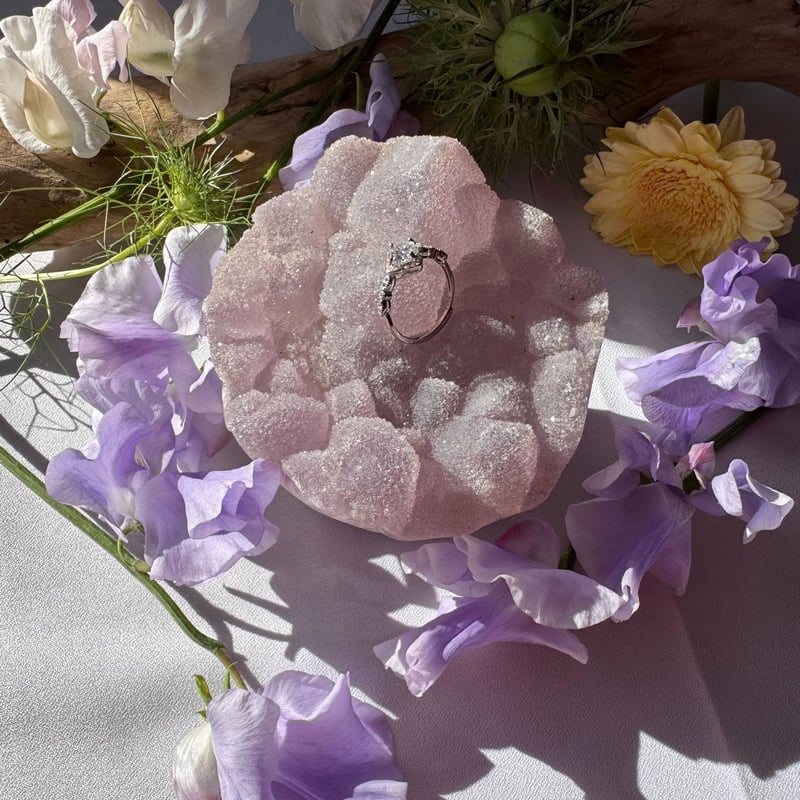 シュガーアメジスト 2回結晶 月 台座付き アメジスト結晶 黒い台座付き - メルカリ