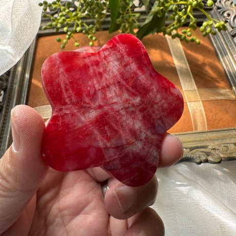 赤の魔法　レッドブルームーンストーンの魅惑（ヒトデ？花？型）