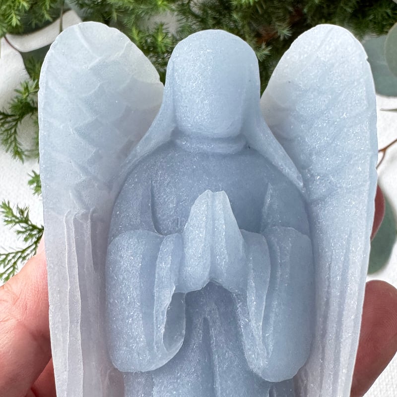 祈りの余白に光が降りる－エンジェライトの天使像》 | Studio Kururi