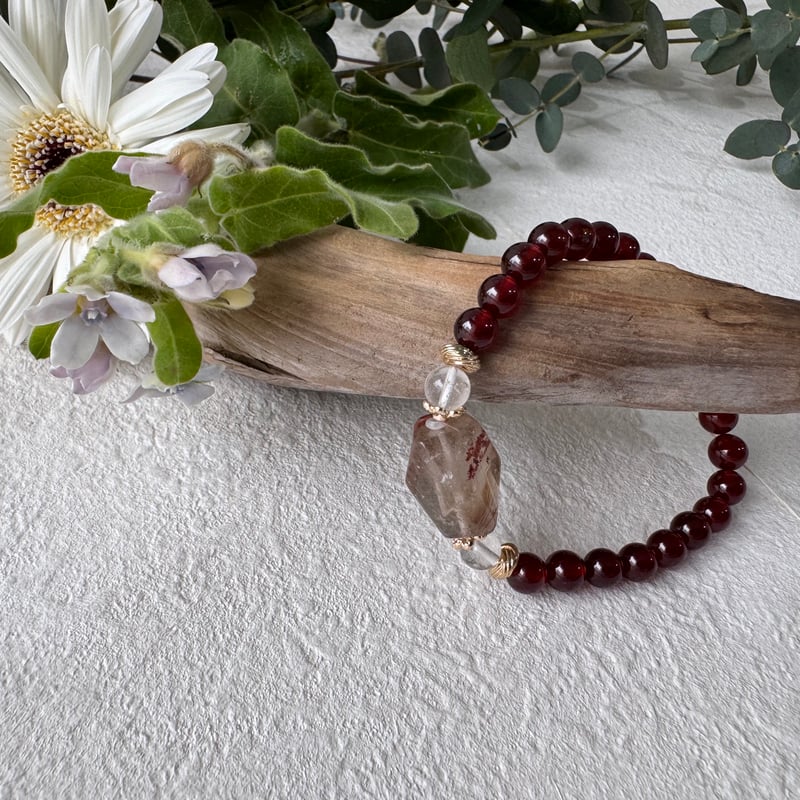 針水晶とガーネットとムーンストーン──静かな強さを紡ぐブレスレット
