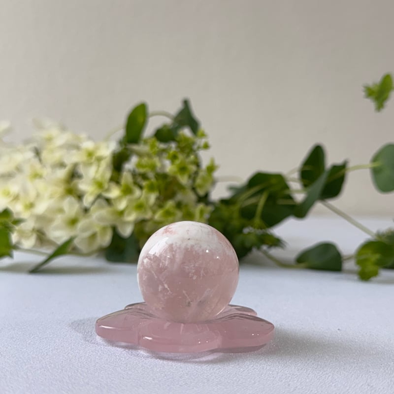 そっと包み込む桜のきらめき──セリサイトローズクォーツ・スフィア