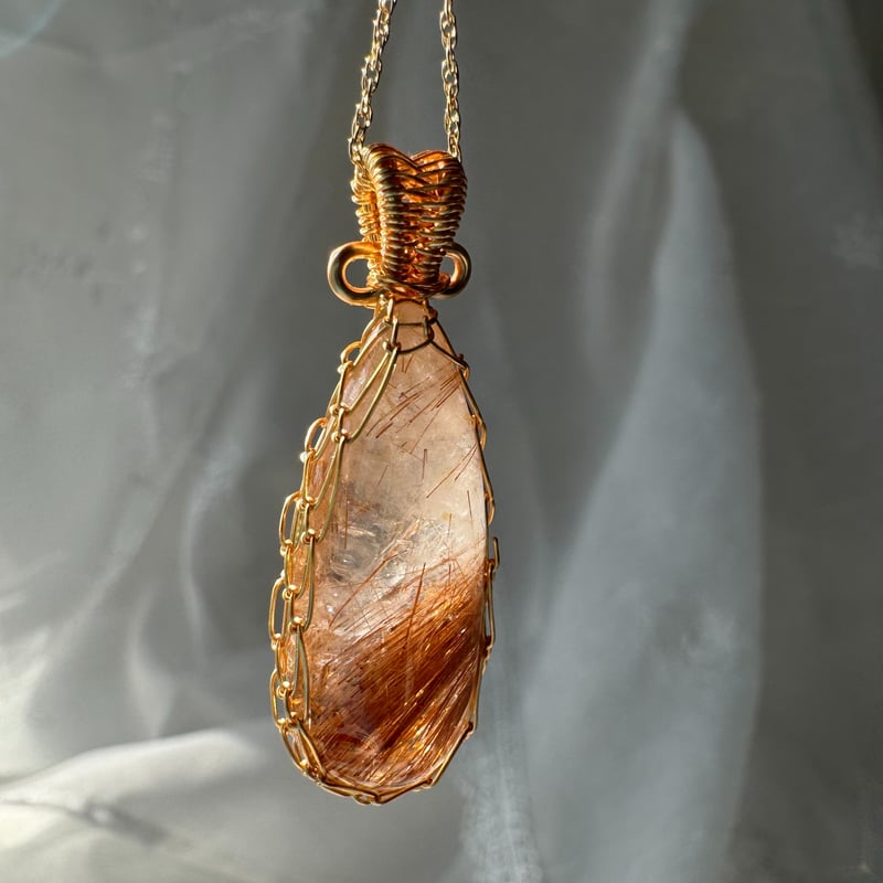 層の途中に残された、鉄の記憶 ― レッドルチルクォーツ ペンダント