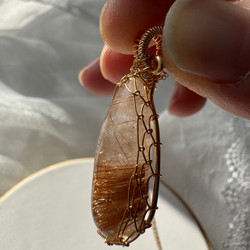 層の途中に残された、鉄の記憶 ― レッドルチルクォーツ ペンダント