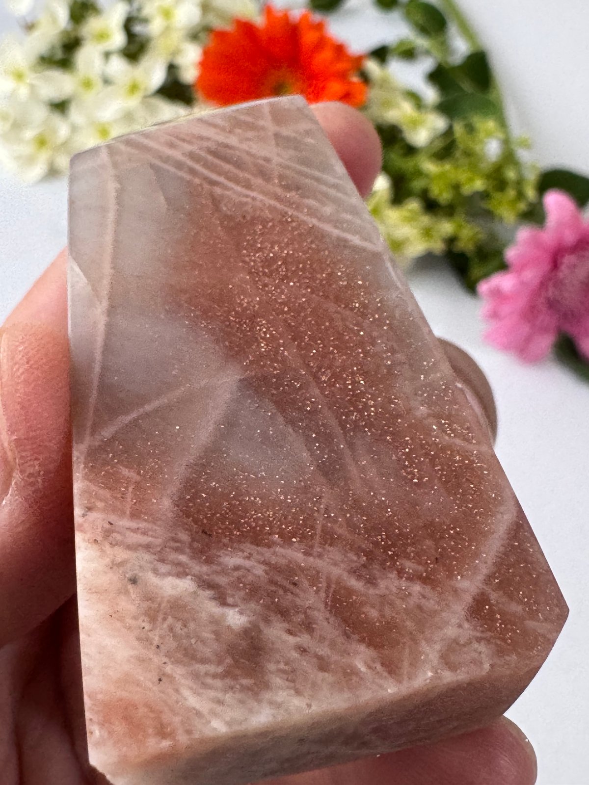 光と影が奏でる優しい世界──オレンジサンスムーンストーン・ポイント