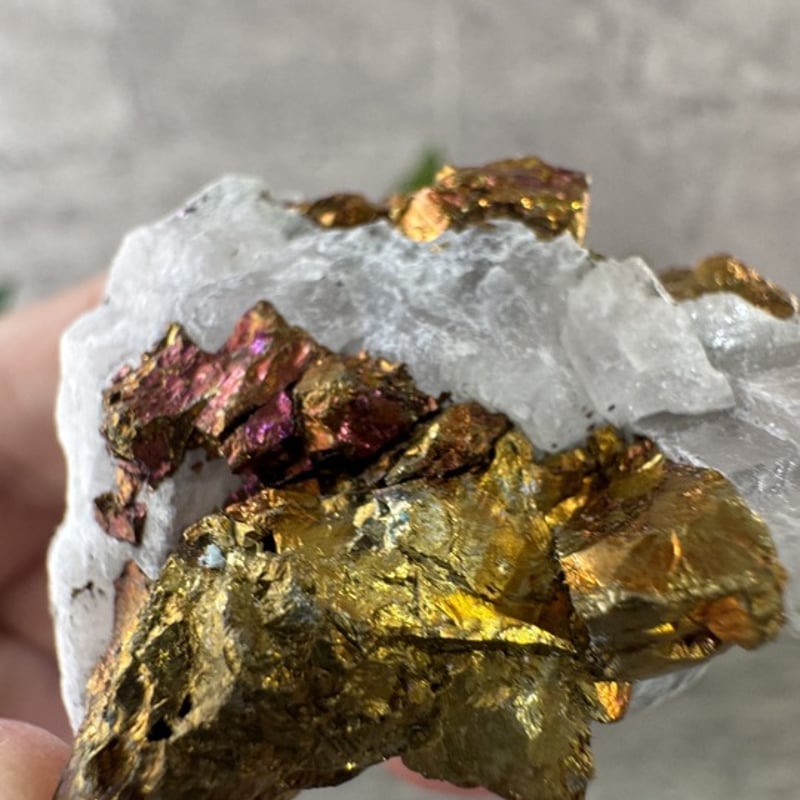 沈黙のなかに現れる錬金の光》水晶母岩付き・虹色チャルコパイライト