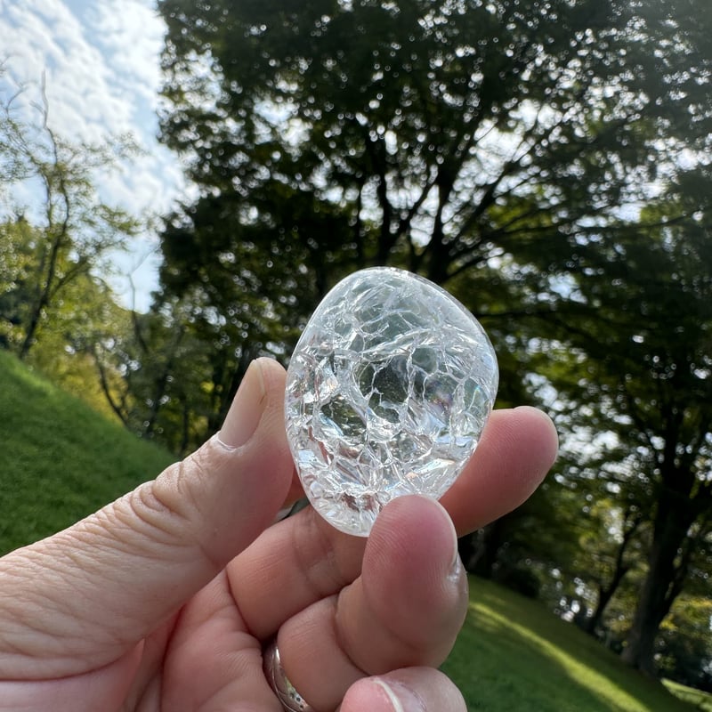 大粒のクラック水晶 内なる虹を照らす | Studio Kururi