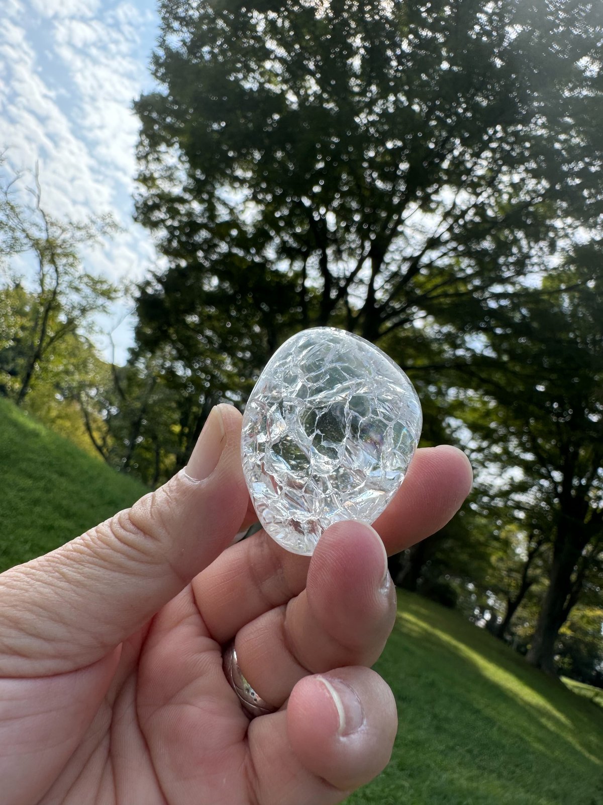 大粒のクラック水晶 内なる虹を照らす | Studio Kururi