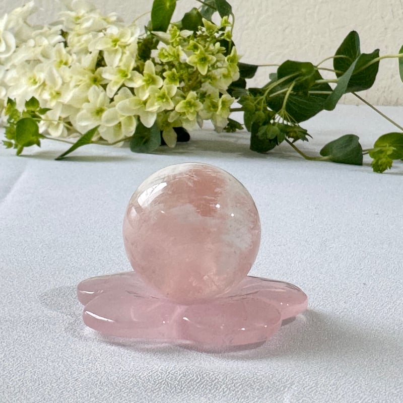 そっと包み込む桜のきらめき──セリサイトローズクォーツ・スフィア