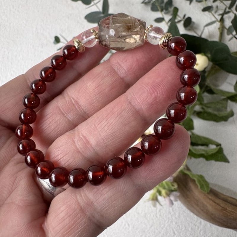 針水晶とガーネットとムーンストーン──静かな強さを紡ぐブレスレット