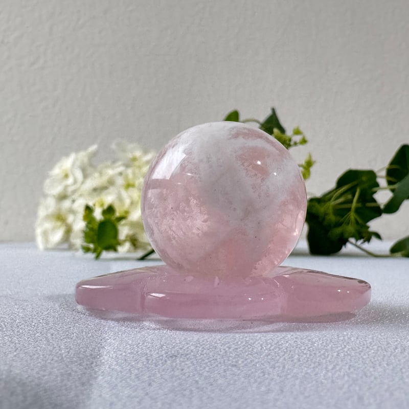そっと包み込む桜のきらめき──セリサイトローズクォーツ・スフィア