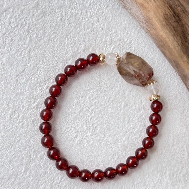 針水晶とガーネットとムーンストーン──静かな強さを紡ぐブレスレット