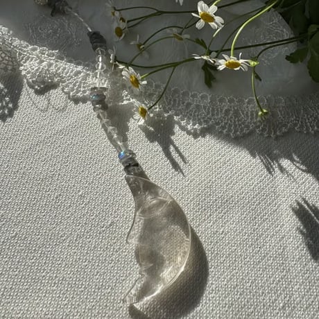 《静かに澄む月──うっすらスモーキークォーツ お部屋に飾って楽しむ、お月様の浄化のお守り》