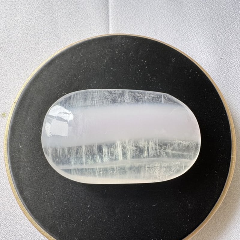 🌙《静けさの中に浮かぶ月影──イットリウムフローライト・パーム