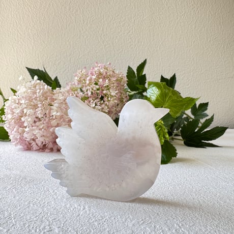 《静けさをたずさえて飛ぶ鳥》鳩のアゲート彫刻
