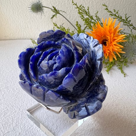 《静けさの中に宿る薔薇》ソーダライト・ローズ彫刻