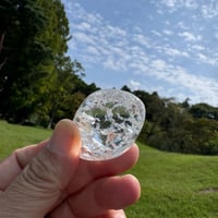 大粒のクラック水晶　内なる虹を照らす