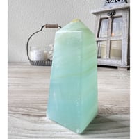 🧊《光がほどける場所─ピスタチオカルサイト・タワー》