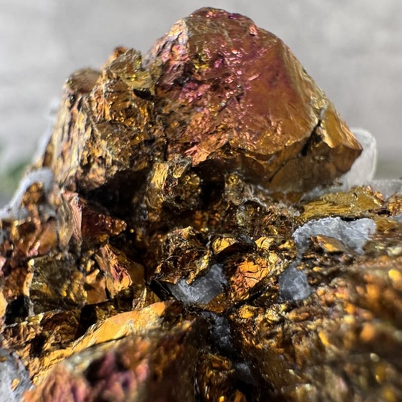 沈黙のなかに現れる錬金の光》水晶母岩付き・虹色チャルコパイライト