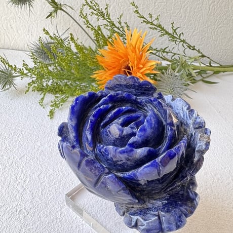 《静けさの中に宿る薔薇》ソーダライト・ローズ彫刻