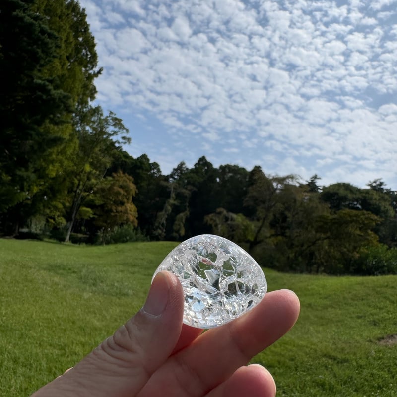 大粒のクラック水晶 内なる虹を照らす | Studio Kururi