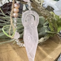 《静かな循環と祈りをつなぐ──ローズクォーツのスパイラル・ゴッデス》
