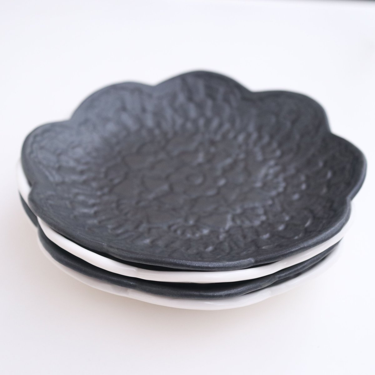 ❣️本日気まぐれセール【新品】陶器製飾り皿  壁掛け 立体的  レース細工  陶器 飾り皿・絵皿 | ARITAYAKI STORE