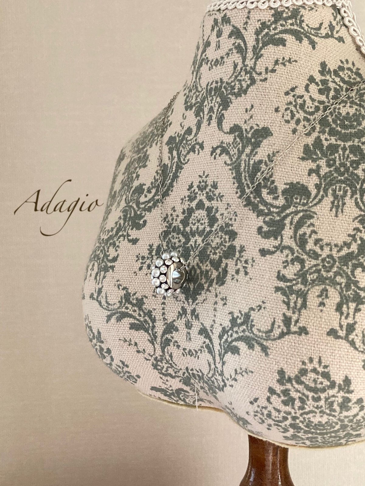 パールとスワロフスキー のロンデルネックレス（黒） | Adagio