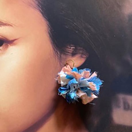ヴィンテージ系ボタンの花びらチャームピアス／イヤリング 細う