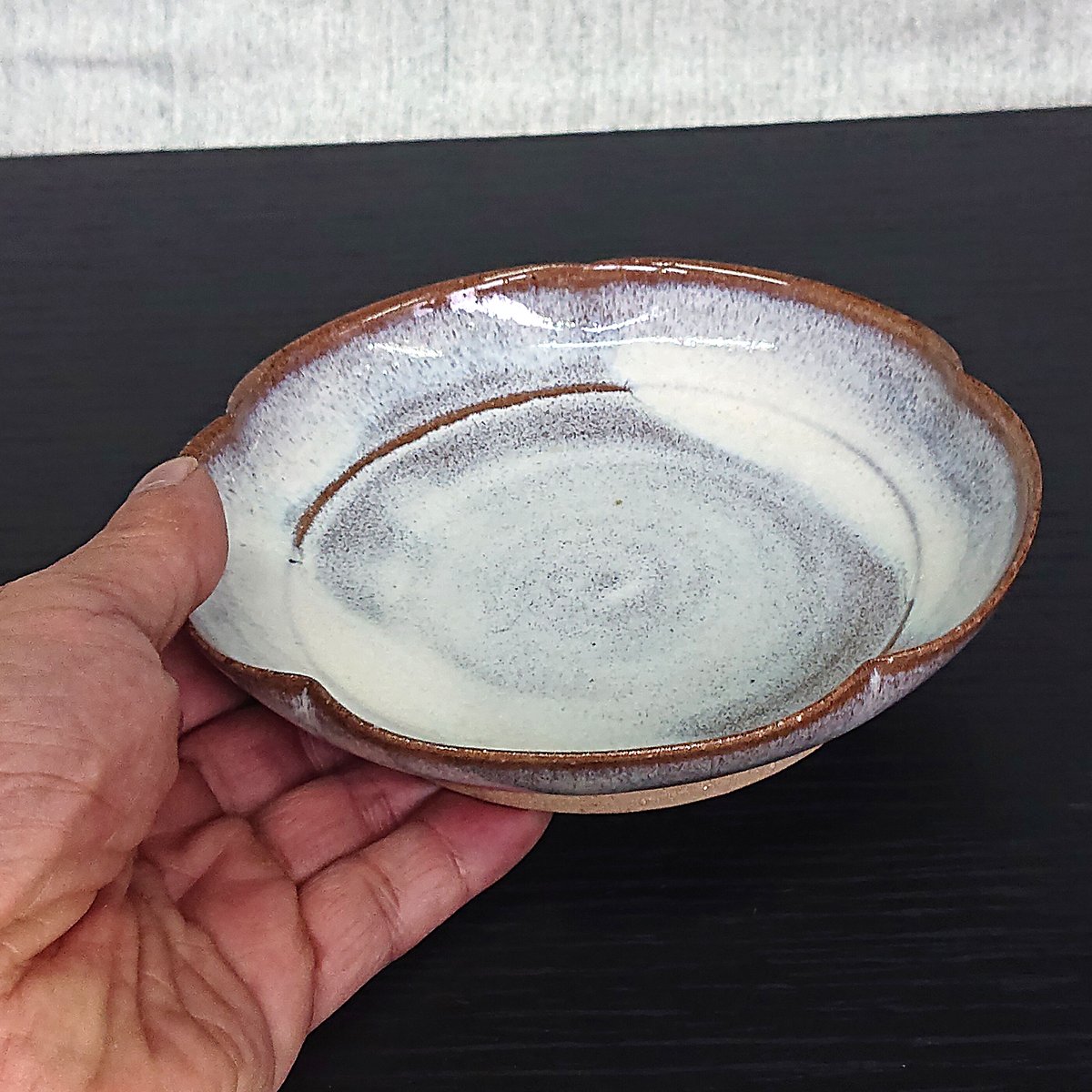 5寸皿 梅型 ワラ白 2 | 小岱焼 末安窯 〜ONLINE SHOP 〜