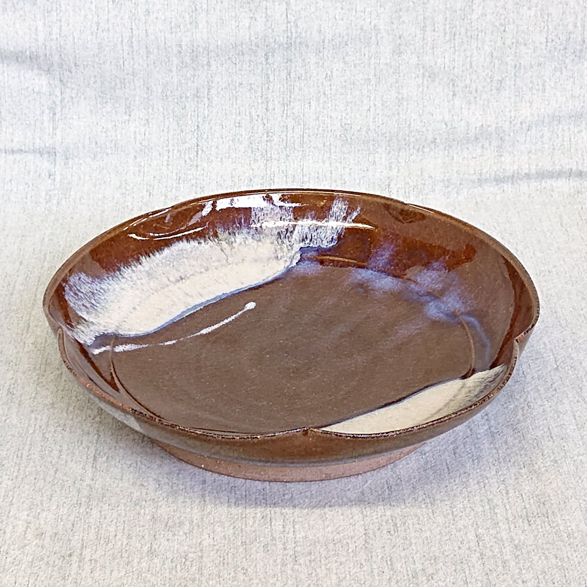 7寸皿 梅形 小岱 ワラ白打掛 1 | 小岱焼 末安窯 〜ONLINE SHOP 〜
