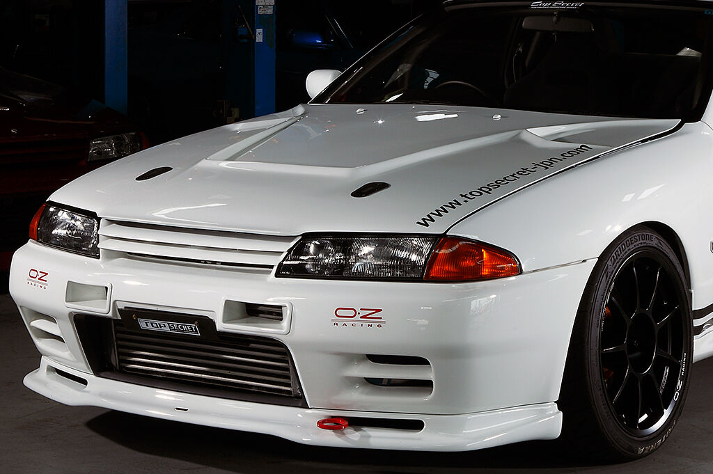 R32 GT-R T1 ・ボンネット FRP 黒ゲルコート仕上げ ダクト部分のアルミ