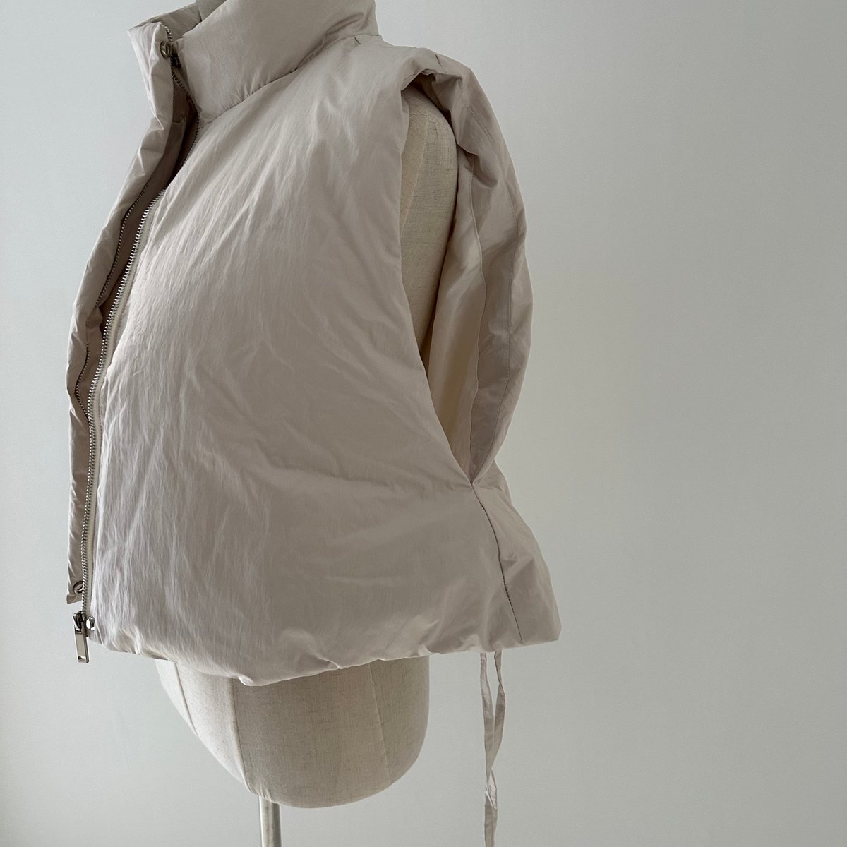 W name down vest (×FASHIRU)ecru | ok.soon W name down vest (×FASHIRU)ecru | ok.soon