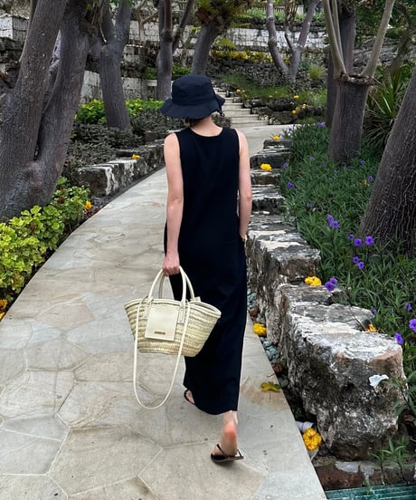 sleeveless dress