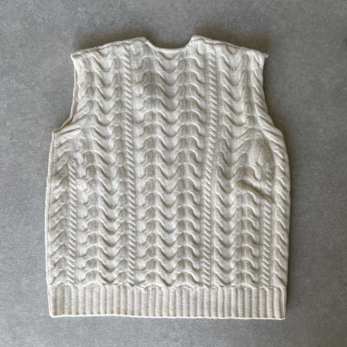 ケーブルニットベストblack,ivory | ok.soon ケーブルニットベストblack,ivory | ok.soon