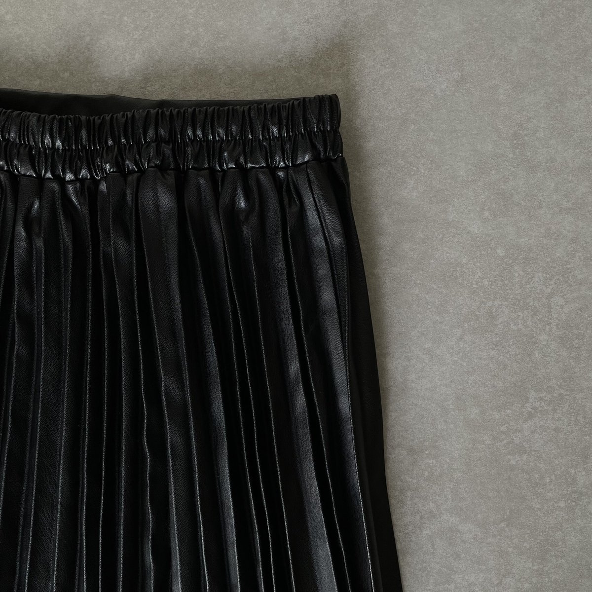 fake leather pleats skirt | ok.soon