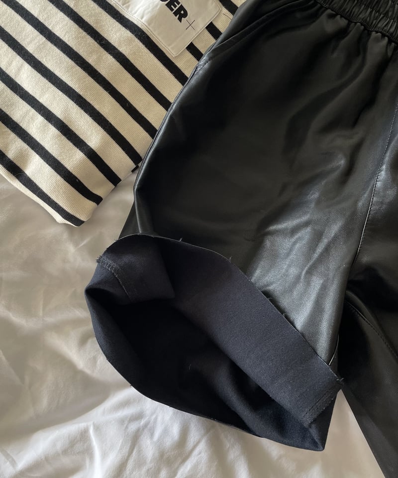 新品】 Mediam Fake Leather Half Pant BLACK