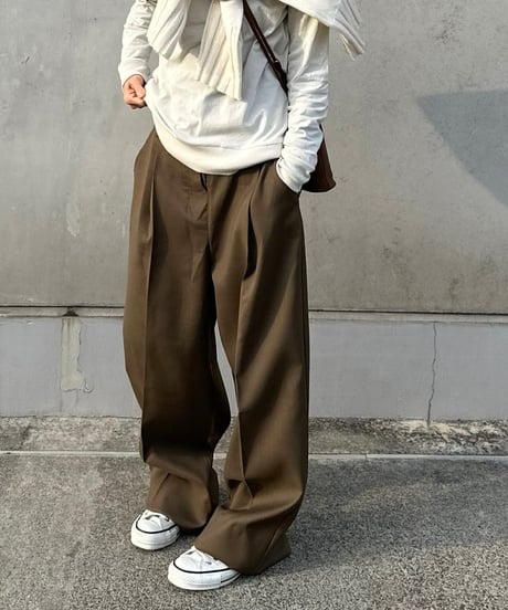 1tuck casual slacks khaki
