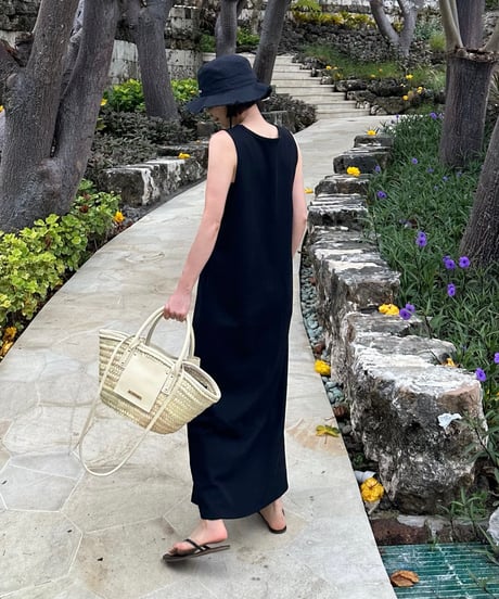 sleeveless dress