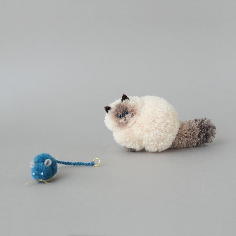 アイテム紹介】ねらいをさだめる猫たちのバッグチャーム（ねずみつき