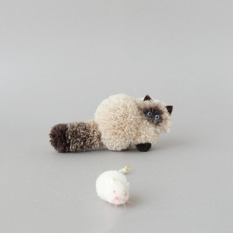 アイテム紹介】ねらいをさだめる猫たちのバッグチャーム（ねずみつき